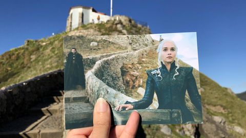  San Juan de Gaztelugatxe in Spanien: Filmtouristin Andrea David hält ein Foto mit einer Szene aus der Serie "Game of Thrones" (HBO) in die Kamera. Im Hintergrund ist der Original-Drehort zu sehen. 