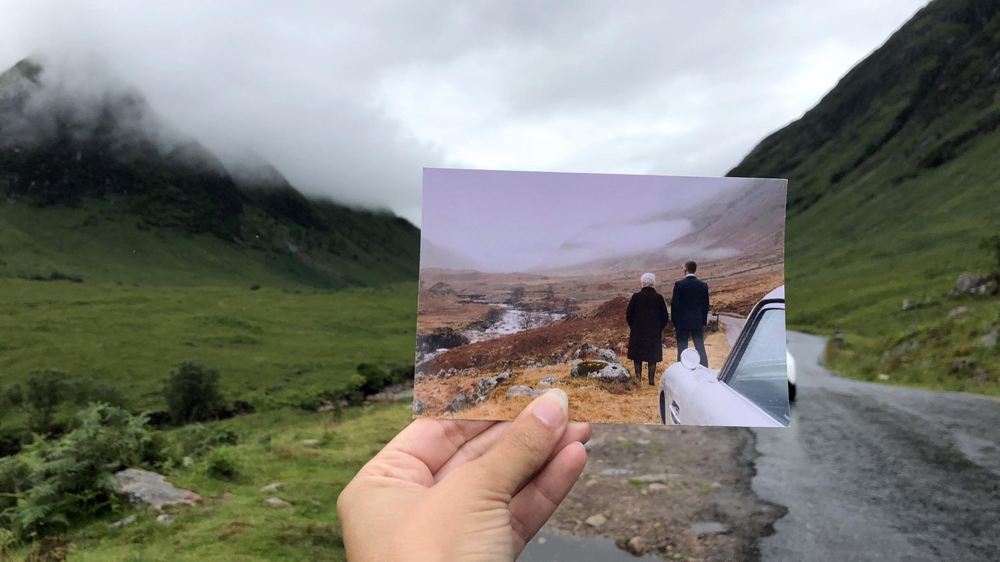 Glen Coe in Schottland: Filmtouristin Andrea David hält ein Foto mit einer Szene aus dem Film "James Bond 007: Skyfall" (Sony Pictures) in die Kamera. Im Hintergrund ist der Original-Drehort zu sehen.
