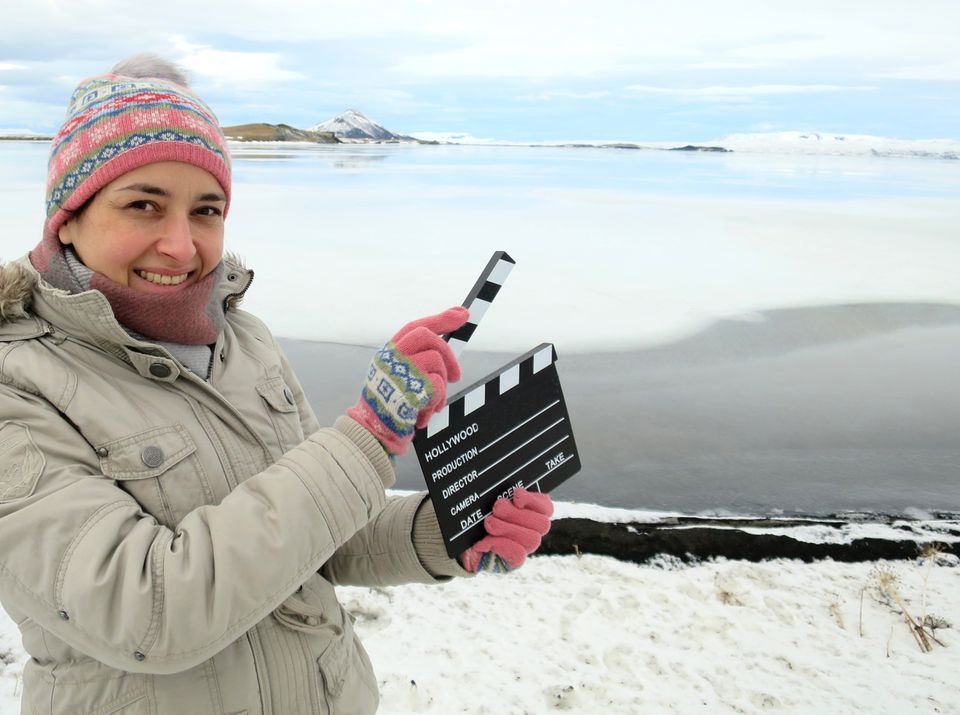 Filmtourismus: Andrea David hält eine Filmklappe am Mývatn auf Island in die Höhe. Die Hamburgerin bereist Filmkulissen in der ganzen Welt und berichtet auf ihrem Online-Blog darüber. Andrea David hält eine Filmklappe am Mývatn auf Island in die Höhe. Die Hamburgerin bereist Filmkulissen in der ganzen Welt und berichtet auf ihrem Online-Blog darüber.