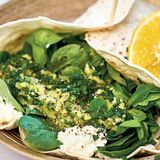 Veggie-Wrap      Zutaten:  ½ Bund Basilikum, 100 g körniger Frischkäse, 3 Tortilla-Wraps, 125 g Feldsalat, 1 Avocado, 1 Zitrone, ½ Bund Schnittlauch, Salz, frisch gemahlener schwarzer Pfeffer      Zubereitung:  Die Basilikumblätter von den Stängeln zupfen, fein hacken und mit der Hälfte des körnigen Frischkäses vermischen. Die Masse auf die drei Tortillas verteilen und verstreichen. Den restlichen körnigen Frischkäse dazugeben. Den Feldsalat waschen, trockenschütteln und ebenfalls darauf verteilen. Die Avocado halbieren, entkernen, das Fruchtfleisch aus der Schale lösen und mit einer Gabel etwas zerdrücken. Die Zitrone auspressen, die zerdrückte Avocado mit dem Saft abschmecken und auf dem Feldsalat verteilen. Den Schnittlauch fein hacken und darüberstreuen. Mit Salz und Pfe¡er würzen. Die Tortillas auf Teller verteilen, locker zu Wraps eindrehen und nach Belieben mit einem Spießchen fixieren.      Mehr Rezepte finden Sie in: Alles verwenden. Nichts verschwenden, 192 Seiten, 19,99 Euro