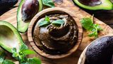 Schokomousse mit Avocado      Zutaten:  1 Avocado, 1 EL Honig oder Ahornsirup, 2 TL Kakaopulver, ungesüßt      Zubereitung:  Ausgelöffelte Avocado, Kakaopulver und Honig oder Ahornsirup miteinander vermengen. In Förmchen oder Schalen füllen, kühl stellen - und genießen.