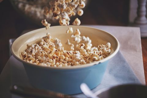 Popcorn      Zutaten:  Mais, Öl, (je soviel, dass es den Boden des Topfes bedeckt), ggf. Salz      Zubereitung:  Öl und Mais in die Pfanne geben, gerade so, dass der Boden bedeckt ist und den Deckel drauf setzen. Nun den Topf stark erhitzen und ungefähr die Hälfte aufpoppen lassen.  Jetzt das Popcorn vom Herd nehmen, damit es nicht anbrennt.  Würzen Sie das Popcorn nach Bleiben, entweder süß oder herzhaft oder Sie lassen es pur. Das Popcorn muss beim Würzen noch warm sein.