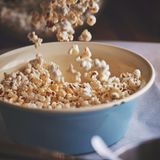 Popcorn      Zutaten:  Mais, Öl, (je soviel, dass es den Boden des Topfes bedeckt), ggf. Salz      Zubereitung:  Öl und Mais in die Pfanne geben, gerade so, dass der Boden bedeckt ist und den Deckel drauf setzen. Nun den Topf stark erhitzen und ungefähr die Hälfte aufpoppen lassen.  Jetzt das Popcorn vom Herd nehmen, damit es nicht anbrennt.  Würzen Sie das Popcorn nach Bleiben, entweder süß oder herzhaft oder Sie lassen es pur. Das Popcorn muss beim Würzen noch warm sein.