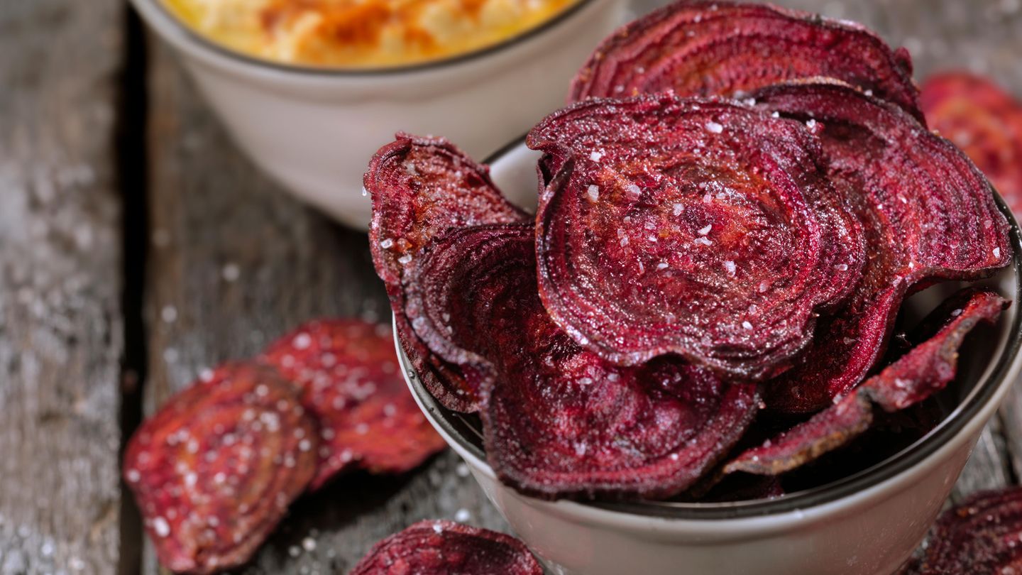 Bewusst essen: Gemüsechips Zutaten: 1 Möhre, 1 Pastinake, 1 Rote Beete, 1 Süßkartoffel, Gewürze (wie zB. Thymian, Curypulver, Salz, Pfeffer), etwa 4 EL Olivenöl Zubereitung: Gemüse schälen und hobeln. Mit Gewürzen vermengen. Salzen und pfeffern. Olivenöl hineingeben und kräftig vermengen. Ofen auf 140 Grad vorheizen und das Gemüse gleichmäßig auf einem Blech oder auf dem Rost verteilen. Die Gemüsescheiben sollten sich nicht überlappen. Etwa 40 bis 50 Minuten kross braten. Gemüsechips Zutaten: 1 Möhre, 1 Pastinake, 1 Rote Beete, 1 Süßkartoffel, Gewürze (wie zB. Thymian, Curypulver, Salz, Pfeffer), etwa 4 EL Olivenöl Zubereitung: Gemüse schälen und hobeln. Mit Gewürzen vermengen. Salzen und pfeffern. Olivenöl hineingeben und kräftig vermengen. Ofen auf 140 Grad vorheizen und das Gemüse gleichmäßig auf einem Blech oder auf dem Rost verteilen. Die Gemüsescheiben sollten sich nicht überlappen. Etwa 40 bis 50 Minuten kross braten.