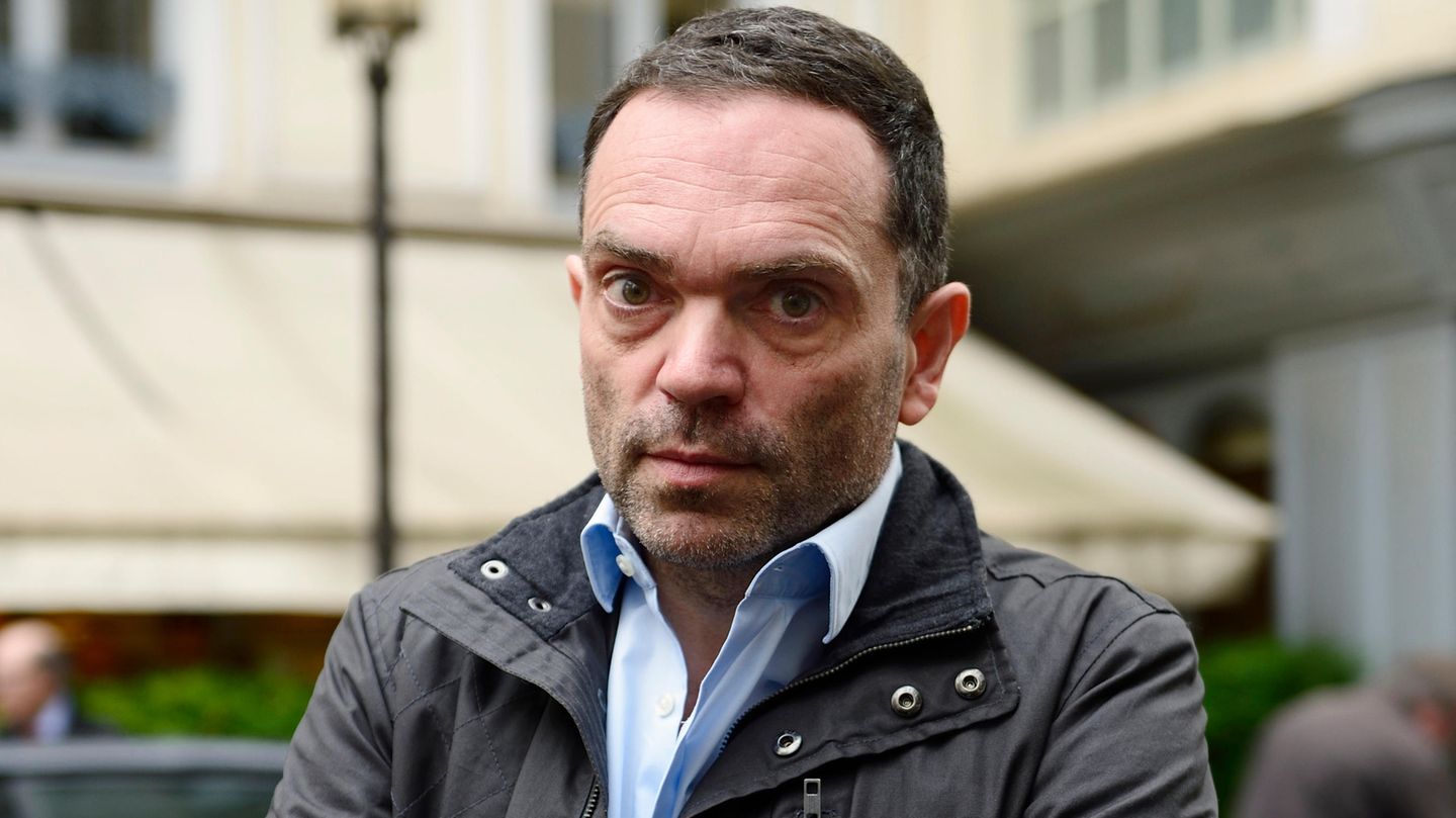 Der französische Autor Yann Moix steht in Paris vor einem Restaurant