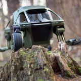 Möglich wird das durch die spezielle Konstruktion der Beine. An ihrem Ende befindet sich je ein Rad mit einem integrierten Motor. Im Straßen-Modus werden die Beine eingeklappt. Elevate sieht dann fast wie ein normales Auto aus.