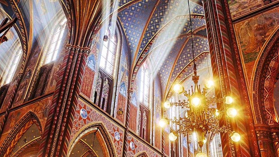 Ein Himmel für den Glauben: die farbenprächtig ausgemalte Basilika von Kevelaer am Niederrhein