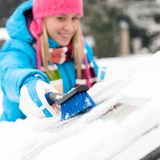 Die richtige Ausrüstung  Im Winter sollte im Auto folgende Grundausstattung dabei sein: Enteiser, Eiskratzer, Schneebesen, Handschuhe und ein Reservekanister Scheibenreiniger.  Bei starkem Schneefall und/oder auf dem Land ist diese Zusatzausrüstung sinnvoll: Abtaumittel für Scheiben, Schneeschaufel, Granulat als Anfahrhilfe und Schneeketten - außerdem sollte man immer rechtzeitig auftanken.  Denken Sie auch an Taschenlampe und Decke. Arbeitshandschuhe nicht vergessen, bei Minus-Graden bekommt man, wenn man mit dem Metallketten arbeitet, schneller Erfrierungen, als man es für möglich hält.  Das Paket für das winterliche Landleben hört sich gewaltig an, doch keine Sorge: Es passt alles in eine Einkaufstasche.