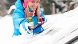 Die richtige Ausrüstung  Im Winter sollte im Auto folgende Grundausstattung dabei sein: Enteiser, Eiskratzer, Schneebesen, Handschuhe und ein Reservekanister Scheibenreiniger.  Bei starkem Schneefall und/oder auf dem Land ist diese Zusatzausrüstung sinnvoll: Abtaumittel für Scheiben, Schneeschaufel, Granulat als Anfahrhilfe und Schneeketten - außerdem sollte man immer rechtzeitig auftanken.  Denken Sie auch an Taschenlampe und Decke. Arbeitshandschuhe nicht vergessen, bei Minus-Graden bekommt man, wenn man mit dem Metallketten arbeitet, schneller Erfrierungen, als man es für möglich hält.  Das Paket für das winterliche Landleben hört sich gewaltig an, doch keine Sorge: Es passt alles in eine Einkaufstasche.