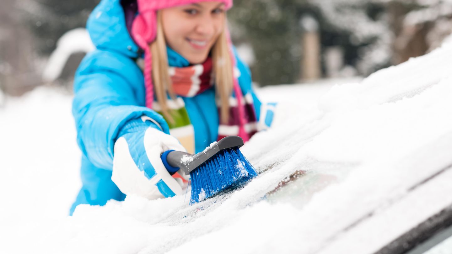 Winter-Verkehr: Die richtige Ausrüstung Im Winter sollte im Auto folgende Grundausstattung dabei sein: Enteiser, Eiskratzer, Schneebesen, Handschuhe und ein Reservekanister Scheibenreiniger. Bei starkem Schneefall und/oder auf dem Land ist diese Zusatzausrüstung sinnvoll: Abtaumittel für Scheiben, Schneeschaufel, Granulat als Anfahrhilfe und Schneeketten - außerdem sollte man immer rechtzeitig auftanken. Denken Sie auch an Taschenlampe und Decke. Arbeitshandschuhe nicht vergessen, bei Minus-Graden bekommt man, wenn man mit dem Metallketten arbeitet, schneller Erfrierungen, als man es für möglich hält. Das Paket für das winterliche Landleben hört sich gewaltig an, doch keine Sorge: Es passt alles in eine Einkaufstasche. Die richtige Ausrüstung Im Winter sollte im Auto folgende Grundausstattung dabei sein: Enteiser, Eiskratzer, Schneebesen, Handschuhe und ein Reservekanister Scheibenreiniger. Bei starkem Schneefall und/oder auf dem Land ist diese Zusatzausrüstung sinnvoll: Abtaumittel für Scheiben, Schneeschaufel, Granulat als Anfahrhilfe und Schneeketten - außerdem sollte man immer rechtzeitig auftanken. Denken Sie auch an Taschenlampe und Decke. Arbeitshandschuhe nicht vergessen, bei Minus-Graden bekommt man, wenn man mit dem Metallketten arbeitet, schneller Erfrierungen, als man es für möglich hält. Das Paket für das winterliche Landleben hört sich gewaltig an, doch keine Sorge: Es passt alles in eine Einkaufstasche.