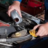 Vorbereitung des Fahrzeugs  Winterreifen sind Pflicht. Sie sollten also schon aufgezogen sein. Das normalerweise in Deutschland verwendete Motoröl reicht für einen hiesigen Winter aus.  Wichtig ist, dass die Kühlflüssigkeit des Motors im Winter nicht friert. Wer in einem älteren Wagen häufiger Mal Wasser nachgeschenkt hat, muss aktiv werden, weil der Frostschutzanteil dadurch immer weiter verdünnt wird. Mit einem kleinen Röhrchen aus dem Zubehörhandel kann der Frostschutzanteil bestimmt werden. Gegebenenfalls muss Frostschutz nachgefüllt werden.