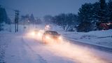 Langsam und vorausschauend  Bei Schnee und Glätte verlängert sich der Bremsweg auch mit Winterreifen deutlich. Dem begegnet man am besten mit einem deutlich reduzierten Tempo. Abrupte Brems- und Lenkmanöver müssen vermieden werden. Sie sollten einen besonders großen Abstand halten.