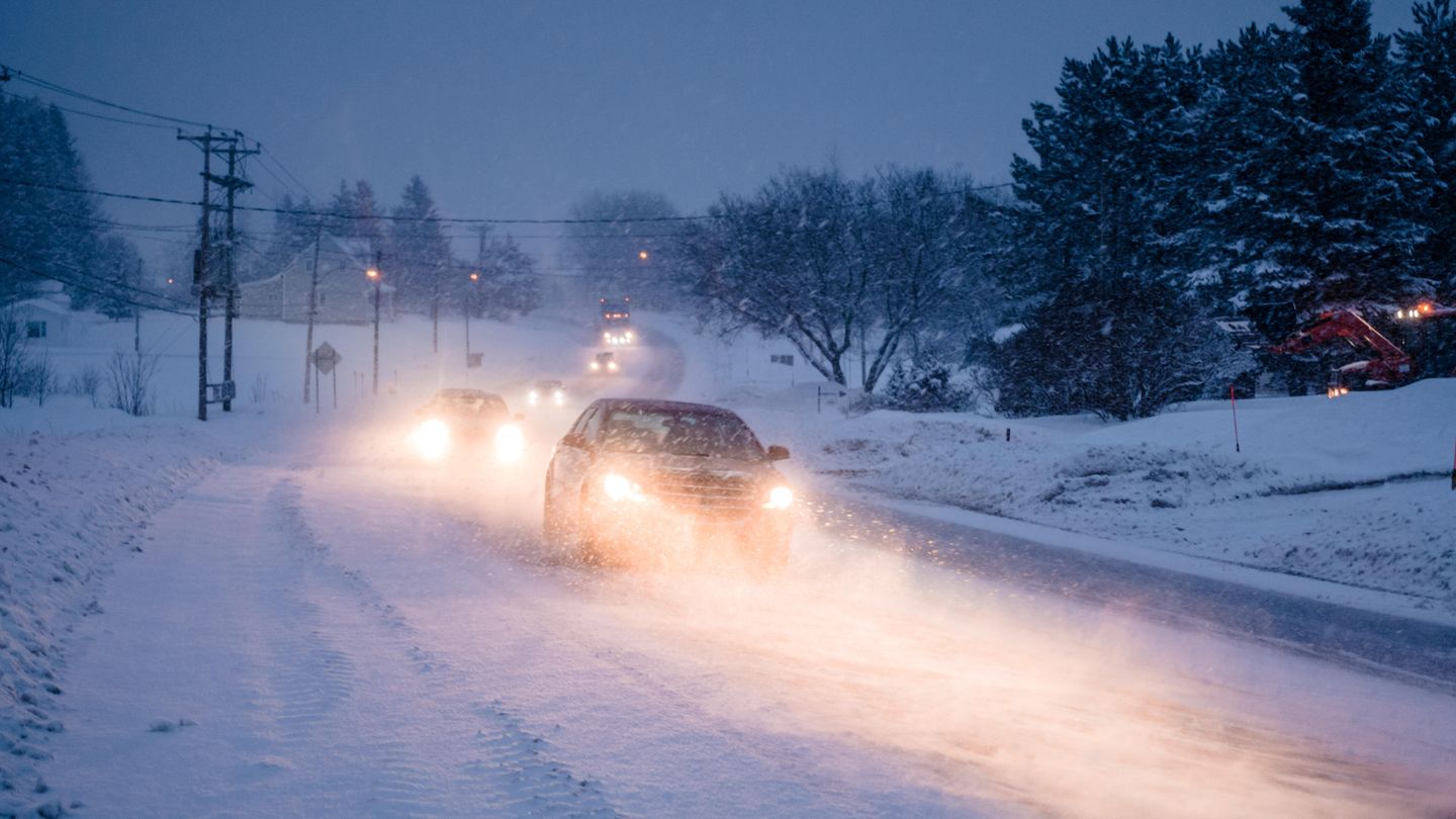 Winter-Verkehr: Langsam und vorausschauend Bei Schnee und Glätte verlängert sich der Bremsweg auch mit Winterreifen deutlich. Dem begegnet man am besten mit einem deutlich reduzierten Tempo. Abrupte Brems- und Lenkmanöver müssen vermieden werden. Sie sollten einen besonders großen Abstand halten. Langsam und vorausschauend Bei Schnee und Glätte verlängert sich der Bremsweg auch mit Winterreifen deutlich. Dem begegnet man am besten mit einem deutlich reduzierten Tempo. Abrupte Brems- und Lenkmanöver müssen vermieden werden. Sie sollten einen besonders großen Abstand halten.