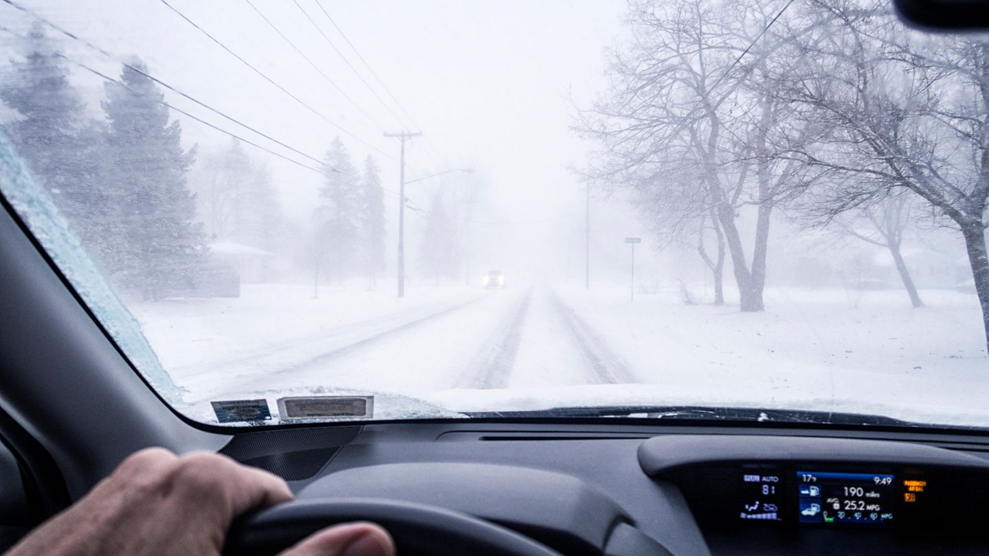 Freie Sicht während der Fahrt  Jede Menge frostsicheres Scheibenklar ist Pflicht für eine Fahrt im Winter – ohne dieses Mittel verschmutzt die Scheibe schnell so stark, dass Sie nichts mehr sehen können.  Gehen Sie die Mischung großzügig an, bei Außentemperaturen von minus 10 Grad sollte Sie besser für minus 20 Grad mischen, sonst gefrieren bei hoher Geschwindigkeit Reste des Gemisches zu einem dünnen Eisfilm auf der Frontscheibe. Konzentrat muss immer mit Wasser verdünnt werden. Pur bildet es einen Schmierfilm. Besser ist es, auf Vorrat zu kaufen, an der Tankstelle werden Höchstpreise verlangt.  Tipp: Bei starker Kälte müssen Sie Warmluft auf die Frontscheibe lenken. So beugen Sie dem Einfrieren des Spritzwassers vor. Die warme Luft beansprucht auf Dauer allerdings die Augen.