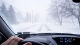 Freie Sicht während der Fahrt  Jede Menge frostsicheres Scheibenklar ist Pflicht für eine Fahrt im Winter – ohne dieses Mittel verschmutzt die Scheibe schnell so stark, dass Sie nichts mehr sehen können.  Gehen Sie die Mischung großzügig an, bei Außentemperaturen von minus 10 Grad sollte Sie besser für minus 20 Grad mischen, sonst gefrieren bei hoher Geschwindigkeit Reste des Gemisches zu einem dünnen Eisfilm auf der Frontscheibe. Konzentrat muss immer mit Wasser verdünnt werden. Pur bildet es einen Schmierfilm. Besser ist es, auf Vorrat zu kaufen, an der Tankstelle werden Höchstpreise verlangt.  Tipp: Bei starker Kälte müssen Sie Warmluft auf die Frontscheibe lenken. So beugen Sie dem Einfrieren des Spritzwassers vor. Die warme Luft beansprucht auf Dauer allerdings die Augen.