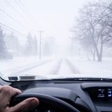 Freie Sicht während der Fahrt  Jede Menge frostsicheres Scheibenklar ist Pflicht für eine Fahrt im Winter – ohne dieses Mittel verschmutzt die Scheibe schnell so stark, dass Sie nichts mehr sehen können.  Gehen Sie die Mischung großzügig an, bei Außentemperaturen von minus 10 Grad sollte Sie besser für minus 20 Grad mischen, sonst gefrieren bei hoher Geschwindigkeit Reste des Gemisches zu einem dünnen Eisfilm auf der Frontscheibe. Konzentrat muss immer mit Wasser verdünnt werden. Pur bildet es einen Schmierfilm. Besser ist es, auf Vorrat zu kaufen, an der Tankstelle werden Höchstpreise verlangt.  Tipp: Bei starker Kälte müssen Sie Warmluft auf die Frontscheibe lenken. So beugen Sie dem Einfrieren des Spritzwassers vor. Die warme Luft beansprucht auf Dauer allerdings die Augen.