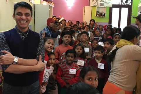 Kuku Arora (l.) mit Kindern aus dem "Sunshine Project"