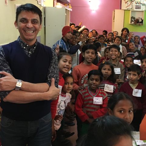 Kuku Arora (l.) mit Kindern aus dem "Sunshine Project"