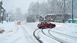 Lenken und Bremsen bei Schnee  Bei Schnee und Eis werden die Grundprinzipien der Physik spürbar. Dazu gehört, dass Lenkmanöver und das Abbremsen über die Haftung der Reifen auf den Boden übertragen werden muss. Sobald es rutschig ist, sollte man daher tunlichst nicht auf einmal Bremsen und Einlenken. Grundsätzlich sollte die reduzierte Geschwindigkeit für das Abbiegen schon im Geradeauslauf erreicht werden.  Grundfalsch, aber häufig ist folgender Fehler: Auf einer geräumten Straße wird zügig gefahren, erst beim Abbiegen wird abgebremst. Exakt dann, wenn die Vorderreifen den geräumten Bereich verlassen haben und auf der schneebedeckten Seitenstraße keinen Halt mehr finden. Der Wagen rutscht dann unkontrolliert weiter.