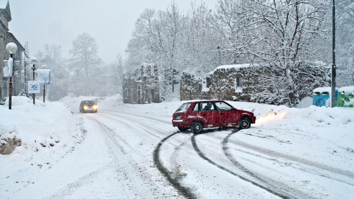 Winter, Schnee, Fahrzeug. Mann, Bürsten und Schneeschaufeln neben
