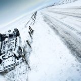 Wie fährt man auf Eis?  Sobald die Straße vereist ist, kann man nicht fahren. Punktum. Das sollte man erstmal sacken lassen. Wenn die Möglichkeit besteht, sollten Sie auf eine Autofahrt verzichten.  Ist das nicht möglich, müssen Sie mit Schrittgeschwindigkeit fahren. Viele Autofahrer unterschätzen eine Eisdecke. Wenn der Wagen rollt, ist es auch auf Eis leicht möglich, ihn weiter zu beschleunigen. Solange man weder bremst noch abbiegt, kann sich die Illusion einstellen, den Wagen zu kontrollieren.  Doch davon kann auch mit Winterreifen keine Rede sein. Tatsächlich kann es sogar passieren, dass Sie einen Wagen mit Schrittgeschwindigkeit nicht zum Stehen bringen können, wenn die Straße ein geringes Gefälle hat. An Einmündungen und Kreuzungen bilden sich leicht Eisflächen. Der Verkehr poliert den Schnee dort zu glattem Eis, dann verlängert sich der Bremsweg massiv.  Nur Ketten sorgen auf Eis für Haftung. Scheuen Sie nicht die Mühe, sie anzulegen.  Vorsicht im Ausland: Die Einheimischen dürfen in vielen Ländern Reifen mit Spikes aufziehen, an ihnen dürfen Sie sich nicht orientieren, die fahren sicher und wesentlich schneller als Sie.