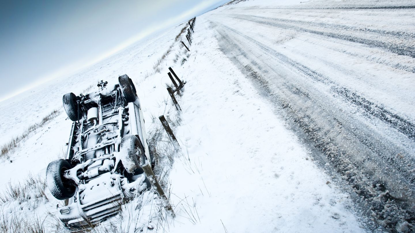Winter-Verkehr: Wie fährt man auf Eis? Sobald die Straße vereist ist, kann man nicht fahren. Punktum. Das sollte man erstmal sacken lassen. Wenn die Möglichkeit besteht, sollten Sie auf eine Autofahrt verzichten. Ist das nicht möglich, müssen Sie mit Schrittgeschwindigkeit fahren. Viele Autofahrer unterschätzen eine Eisdecke. Wenn der Wagen rollt, ist es auch auf Eis leicht möglich, ihn weiter zu beschleunigen. Solange man weder bremst noch abbiegt, kann sich die Illusion einstellen, den Wagen zu kontrollieren. Doch davon kann auch mit Winterreifen keine Rede sein. Tatsächlich kann es sogar passieren, dass Sie einen Wagen mit Schrittgeschwindigkeit nicht zum Stehen bringen können, wenn die Straße ein geringes Gefälle hat. An Einmündungen und Kreuzungen bilden sich leicht Eisflächen. Der Verkehr poliert den Schnee dort zu glattem Eis, dann verlängert sich der Bremsweg massiv. Nur Ketten sorgen auf Eis für Haftung. Scheuen Sie nicht die Mühe, sie anzulegen. Vorsicht im Ausland: Die Einheimischen dürfen in vielen Ländern Reifen mit Spikes aufziehen, an ihnen dürfen Sie sich nicht orientieren, die fahren sicher und wesentlich schneller als Sie. Wie fährt man auf Eis? Sobald die Straße vereist ist, kann man nicht fahren. Punktum. Das sollte man erstmal sacken lassen. Wenn die Möglichkeit besteht, sollten Sie auf eine Autofahrt verzichten. Ist das nicht möglich, müssen Sie mit Schrittgeschwindigkeit fahren. Viele Autofahrer unterschätzen eine Eisdecke. Wenn der Wagen rollt, ist es auch auf Eis leicht möglich, ihn weiter zu beschleunigen. Solange man weder bremst noch abbiegt, kann sich die Illusion einstellen, den Wagen zu kontrollieren. Doch davon kann auch mit Winterreifen keine Rede sein. Tatsächlich kann es sogar passieren, dass Sie einen Wagen mit Schrittgeschwindigkeit nicht zum Stehen bringen können, wenn die Straße ein geringes Gefälle hat. An Einmündungen und Kreuzungen bilden sich leicht Eisflächen. Der Verkehr poliert den Schnee dort zu glattem Eis, dann verlängert sich der Bremsweg massiv. Nur Ketten sorgen auf Eis für Haftung. Scheuen Sie nicht die Mühe, sie anzulegen. Vorsicht im Ausland: Die Einheimischen dürfen in vielen Ländern Reifen mit Spikes aufziehen, an ihnen dürfen Sie sich nicht orientieren, die fahren sicher und wesentlich schneller als Sie.