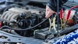 Wenn die Batterie schwächelt  Tiefe Temperaturen setzten die Leistung einer Batterie herab. Im Winter passiert es daher häufig, dass der Wagen morgens nicht starten will. Bevor man eine neue Batterie kauft, sollte man sich einmal an die Fehlersuche machen. Häufig lief über Nacht ein Stromverbraucher. Auch können Kurzstrecken mit hohem Stromverbrauch für Heizungen und Licht dazu führen, dass die Batterie leergesaugt wird. Dann reicht eine längere Fahrstecke für eine frische Ladung.  Aber Achtung: Wer mit Starthilfe startet, darf danach nicht weiter nur Kurzstrecken fahren. So kann sich die Batterie nicht erholen.  Sollte die Batterieschwäche anhalten, muss die Batterie ersetzt werden. Kostenpunkt bei einem Kompakten: 60 bis 100 Euro.