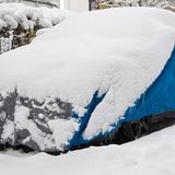 Garage für Laternenparker  Kunststoffüberwürfe für den Wagen sehen uncool aus, funktionieren aber ausgezeichnet. Wenn es nur um die freie Sicht geht, reicht eine sogenannt Halbgarage, die nur die obere Hälfte des Wagens abdeckt. Das Auf- oder Abspannen der Plane dauert keine zwei Minuten. Eigentlich spricht alles für die Kunststoffmütze - außer ihr Image.  Tipp: Die zusammengelegte Plane muss in eine Kunststoffbox gelegt werden, sonst sammelt sich das Schmelzwasser von Schneeresten im Auto.