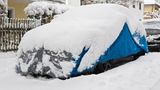 Garage für Laternenparker  Kunststoffüberwürfe für den Wagen sehen uncool aus, funktionieren aber ausgezeichnet. Wenn es nur um die freie Sicht geht, reicht eine sogenannt Halbgarage, die nur die obere Hälfte des Wagens abdeckt. Das Auf- oder Abspannen der Plane dauert keine zwei Minuten. Eigentlich spricht alles für die Kunststoffmütze - außer ihr Image.  Tipp: Die zusammengelegte Plane muss in eine Kunststoffbox gelegt werden, sonst sammelt sich das Schmelzwasser von Schneeresten im Auto.