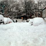 Eingeschneit  Wenn sehr viel Schnee fällt, müssen Sie Ihren Wagen nicht nur oben herum vom Schnee befreien sondern auch unten. Nur wenn der Schnee sehr locker ist, können Sie versuchen, vorsichtig durchzufahren. Testen Sie aber selbst, ob der Schnee nicht fest ist oder ob sich Hindernisse unter dem Neuschnee verbergen. Achtung: Wenn die Fahrbahn geräumt wurde, bilden sich schnell feste Wälle am Rand.  Front und Heckschürze Ihres Autos sind nicht als Schneeflug ausgelegt. Das verschüttete Mobil will freigeschaufelt werden. Mit einem Klappspaten oder einer Lawinenschaufel im Kofferraum fällt diese Arbeit leichter.