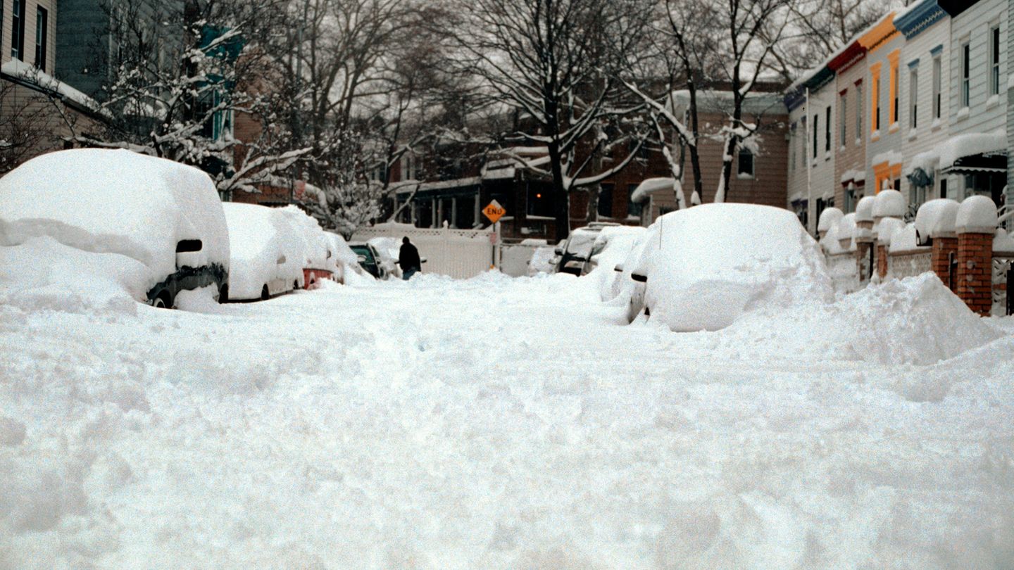 Winter-Verkehr: Eingeschneit Wenn sehr viel Schnee fällt, müssen Sie Ihren Wagen nicht nur oben herum vom Schnee befreien sondern auch unten. Nur wenn der Schnee sehr locker ist, können Sie versuchen, vorsichtig durchzufahren. Testen Sie aber selbst, ob der Schnee nicht fest ist oder ob sich Hindernisse unter dem Neuschnee verbergen. Achtung: Wenn die Fahrbahn geräumt wurde, bilden sich schnell feste Wälle am Rand. Front und Heckschürze Ihres Autos sind nicht als Schneeflug ausgelegt. Das verschüttete Mobil will freigeschaufelt werden. Mit einem Klappspaten oder einer Lawinenschaufel im Kofferraum fällt diese Arbeit leichter. Eingeschneit Wenn sehr viel Schnee fällt, müssen Sie Ihren Wagen nicht nur oben herum vom Schnee befreien sondern auch unten. Nur wenn der Schnee sehr locker ist, können Sie versuchen, vorsichtig durchzufahren. Testen Sie aber selbst, ob der Schnee nicht fest ist oder ob sich Hindernisse unter dem Neuschnee verbergen. Achtung: Wenn die Fahrbahn geräumt wurde, bilden sich schnell feste Wälle am Rand. Front und Heckschürze Ihres Autos sind nicht als Schneeflug ausgelegt. Das verschüttete Mobil will freigeschaufelt werden. Mit einem Klappspaten oder einer Lawinenschaufel im Kofferraum fällt diese Arbeit leichter.