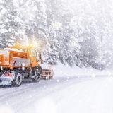 Vorsicht Räumfahrzeuge  Hinter einem Räumfahrzeug fahren Sie zwar langsam, aber Sie bewegen sich auf geräumten und gestreuten Untergrund. Überholen ist gefährlich und meist unsinnig, weil Sie auf der schneebedeckten Strecke nicht schneller als der Räumer fahren sollten. Wenn Ihnen auf der Landstraße ein Räumfahrzeug entgegenkommt, ist Vorsicht angebracht. Die massive Schneeschaufel ist sehr breit. Neben dem Fahrzeug geraten Sie kurz in einen Sog von Schnee und Matsch in dem Sie nichts sehen können. Wer unsicher ist, sollte am Straßenrand anhalten und den Giganten passieren lassen.