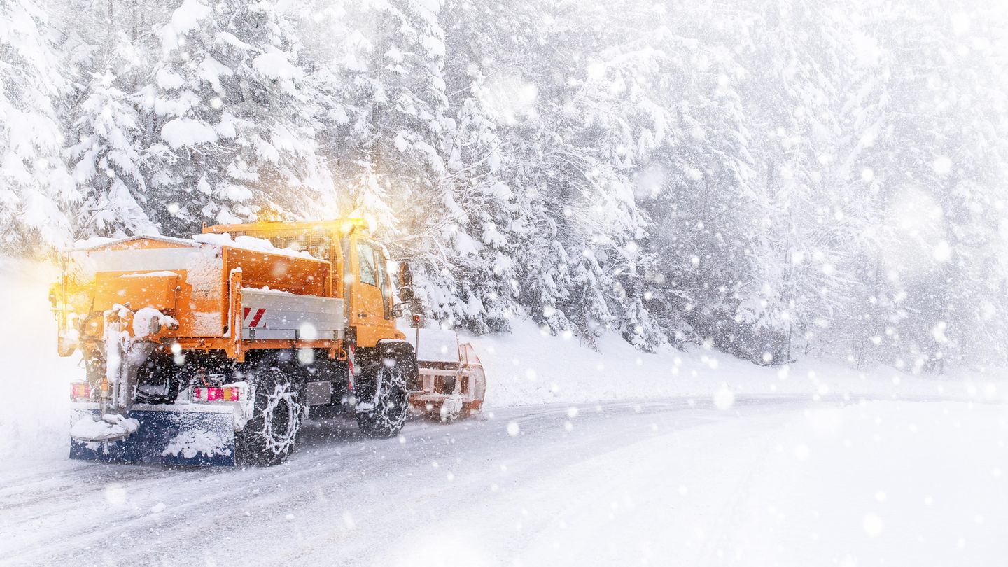 Winter-Verkehr: Vorsicht Räumfahrzeuge Hinter einem Räumfahrzeug fahren Sie zwar langsam, aber Sie bewegen sich auf geräumten und gestreuten Untergrund. Überholen ist gefährlich und meist unsinnig, weil Sie auf der schneebedeckten Strecke nicht schneller als der Räumer fahren sollten. Wenn Ihnen auf der Landstraße ein Räumfahrzeug entgegenkommt, ist Vorsicht angebracht. Die massive Schneeschaufel ist sehr breit. Neben dem Fahrzeug geraten Sie kurz in einen Sog von Schnee und Matsch, in dem Sie nichts sehen können. Wer unsicher ist, sollte am Straßenrand anhalten und den Giganten passieren lassen. Vorsicht Räumfahrzeuge Hinter einem Räumfahrzeug fahren Sie zwar langsam, aber Sie bewegen sich auf geräumten und gestreuten Untergrund. Überholen ist gefährlich und meist unsinnig, weil Sie auf der schneebedeckten Strecke nicht schneller als der Räumer fahren sollten. Wenn Ihnen auf der Landstraße ein Räumfahrzeug entgegenkommt, ist Vorsicht angebracht. Die massive Schneeschaufel ist sehr breit. Neben dem Fahrzeug geraten Sie kurz in einen Sog von Schnee und Matsch in dem Sie nichts sehen können. Wer unsicher ist, sollte am Straßenrand anhalten und den Giganten passieren lassen.
