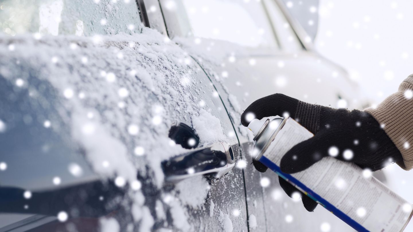 Tür eingefroren  Ein Fahrzeug mit Zentralverriegelung kennt das Problem eines zugefrorenen Schlosses nicht. Bei alten Autos kann das aber passieren. Hier hilft eigentlich nur ein Spray zum Enteisen, im Prinzip kann man auch den Schlüssel erwärmen und dann versuchen so das Schloss aufzutauen. In der Praxis verbrennt man sich die Finger am Feuerzeug, bevor das Schloss warm wird.  Zur Vorbeugung sollte eine spezielle Türschloss-Pflege-Flüssigkeit in das Schloss gespritzt werden. Nimmt man irgendein Öl, kann man mehr Schaden als Nutzen anrichten.  Die Gummidichtungen der Türen werden mit Talk oder Vaseline gegen ein Anfrieren geschützt.