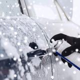 Tür eingefroren  Ein Fahrzeug mit Zentralverriegelung kennt das Problem eines zugefrorenen Schlosses nicht. Bei alten Autos kann das aber passieren. Hier hilft eigentlich nur ein Spray zum Enteisen, im Prinzip kann man auch den Schlüssel erwärmen und dann versuchen so das Schloss aufzutauen. In der Praxis verbrennt man sich die Finger am Feuerzeug, bevor das Schloss warm wird.  Zur Vorbeugung sollte eine spezielle Türschloss-Pflege-Flüssigkeit in das Schloss gespritzt werden. Nimmt man irgendein Öl, kann man mehr Schaden als Nutzen anrichten.  Die Gummidichtungen der Türen werden mit Talk oder Vaseline gegen ein Anfrieren geschützt.