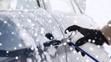 Tür eingefroren  Ein Fahrzeug mit Zentralverriegelung kennt das Problem eines zugefrorenen Schlosses nicht. Bei alten Autos kann das aber passieren. Hier hilft eigentlich nur ein Spray zum Enteisen, im Prinzip kann man auch den Schlüssel erwärmen und dann versuchen so das Schloss aufzutauen. In der Praxis verbrennt man sich die Finger am Feuerzeug, bevor das Schloss warm wird.  Zur Vorbeugung sollte eine spezielle Türschloss-Pflege-Flüssigkeit in das Schloss gespritzt werden. Nimmt man irgendein Öl, kann man mehr Schaden als Nutzen anrichten.  Die Gummidichtungen der Türen werden mit Talk oder Vaseline gegen ein Anfrieren geschützt.