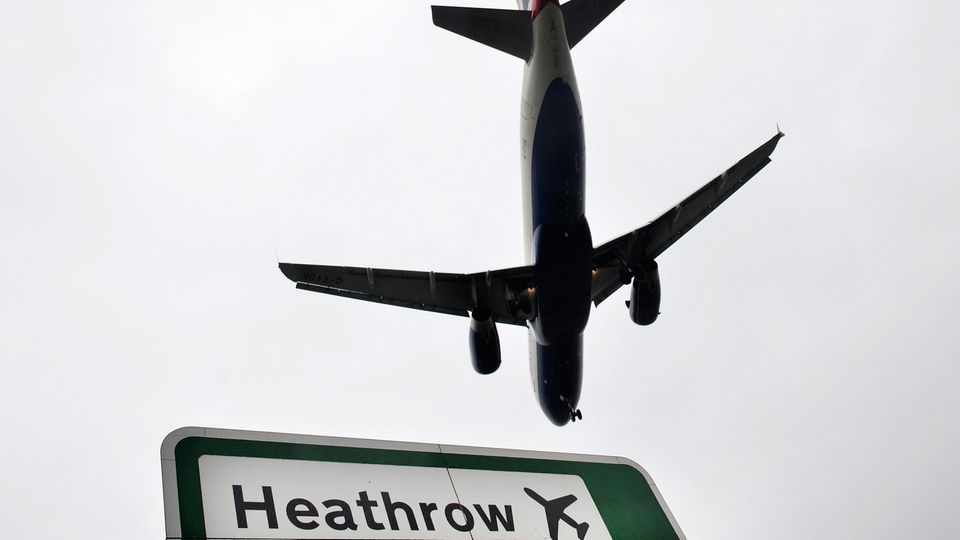 Ein Flugzeug der Fluggesellschaft British Airways im Anflug auf den Flughafen Heathrow