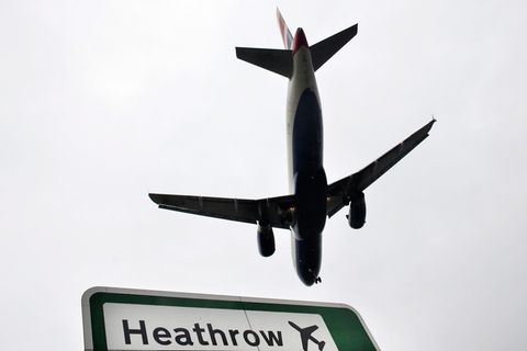 Ein Flugzeug der Fluggesellschaft British Airways im Anflug auf den Flughafen Heathrow
