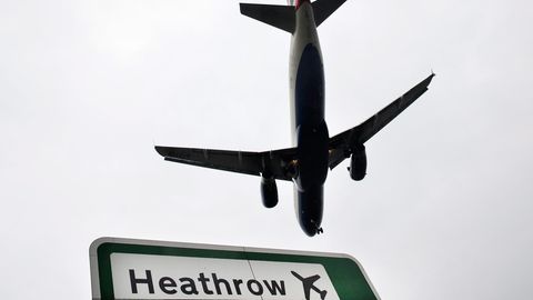 Ein Flugzeug der Fluggesellschaft British Airways im Anflug auf den Flughafen Heathrow