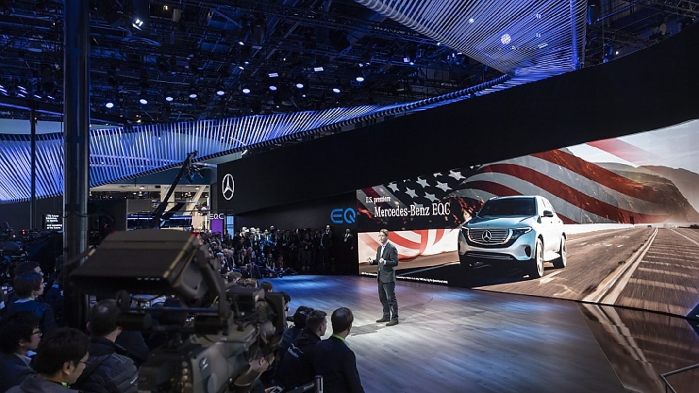 Mercedes Stand CES
