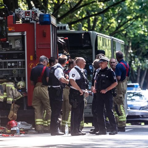 Linienbus in Lübeck mit Polizei und Rettungskräften