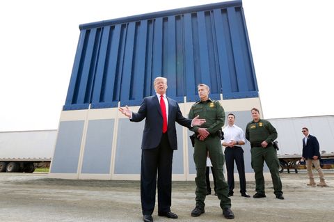 US-Präsident Donald Trump steht vor einem Prototyp der Grenzmauer zu Mexiko. 