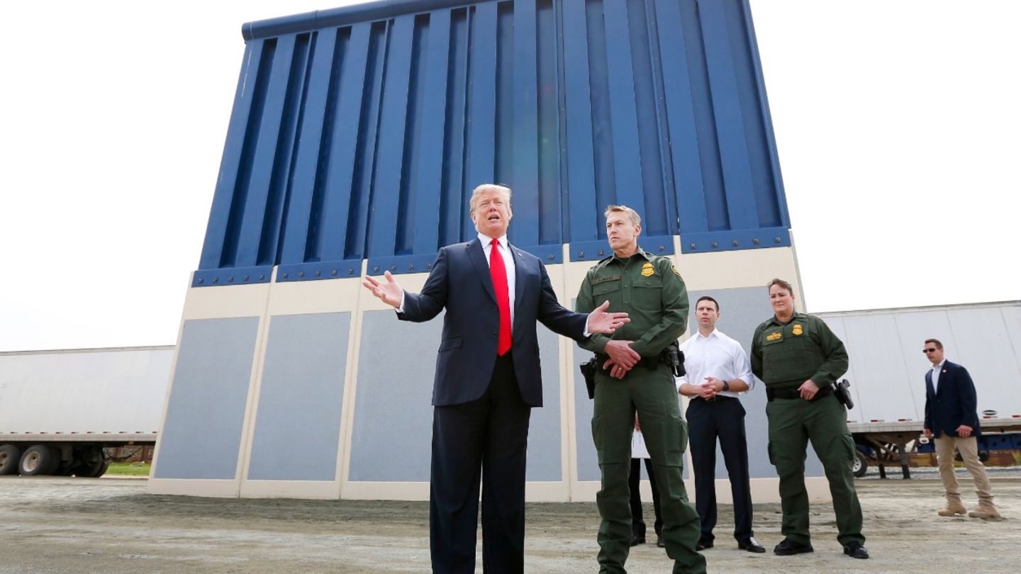 US-Präsident Donald Trump steht vor einem Prototyp der Grenzmauer zu Mexiko. 