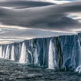 Die tragische Schönheit eisiger Wasserfälle: 23 Grad Celsius lassen riesige Eiskappen auf Spitzbergen schmelzen und das Wasser herabstürzen