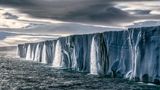 Die tragische Schönheit eisiger Wasserfälle: 23 Grad Celsius lassen riesige Eiskappen auf Spitzbergen schmelzen und das Wasser herabstürzen
