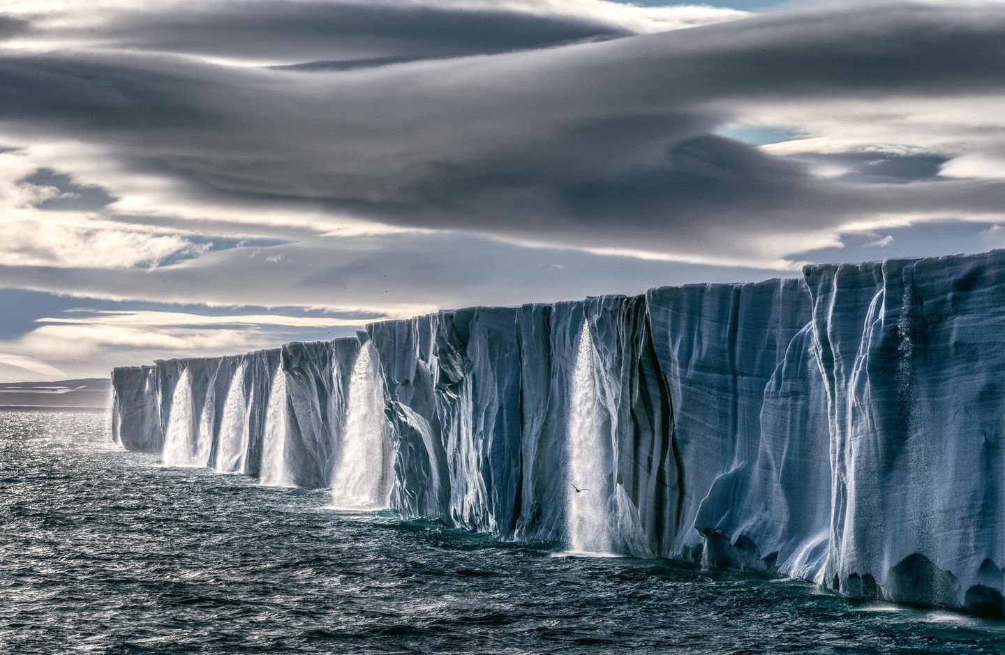 Die tragische Schönheit eisiger Wasserfälle: 23 Grad Celsius lassen riesige Eiskappen auf Spitzbergen schmelzen und das Wasser herabstürzen