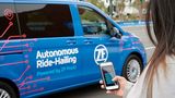 Per Handy-App wird das ZF Robo-Taxi herbeigerufen