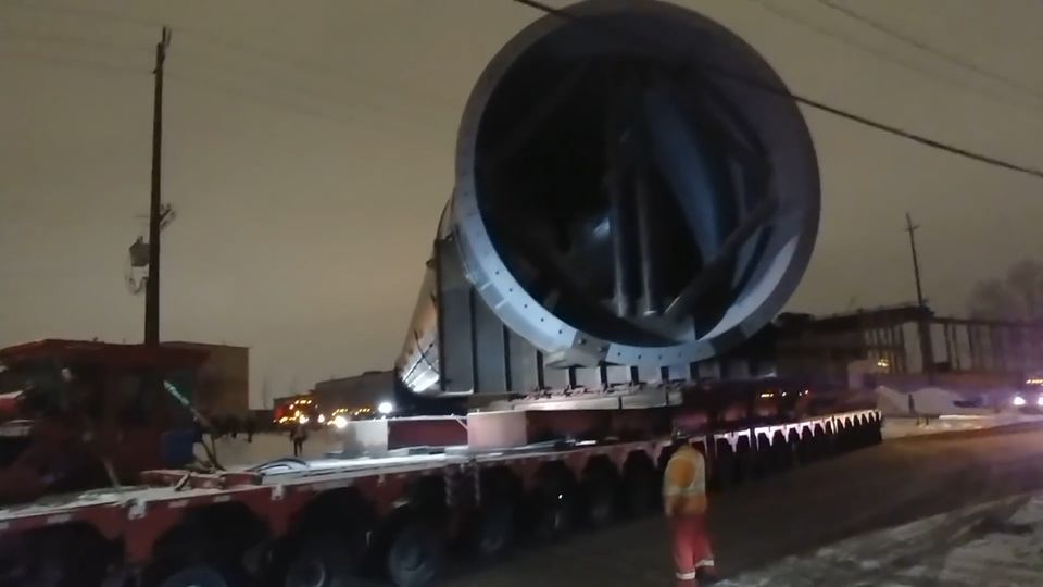 Kanada: 800 Tonnen schwer, 96 Meter lang – gigantischer Schwertransport schleicht durch Alberta