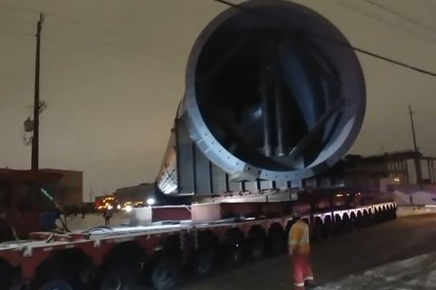 Kanada: 800 Tonnen schwer, 96 Meter lang – gigantischer Schwertransport schleicht durch Alberta