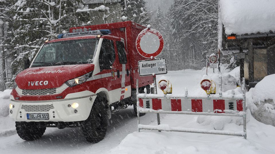 Feuerwehrfahrzeug im Schnee bei Jachenau
